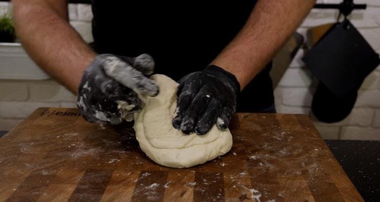 Impastare la pasta morbida.