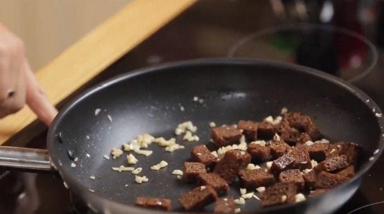 Matapos ang paghahalo ng mga crouton na may bawang at agad na alisin mula sa init.