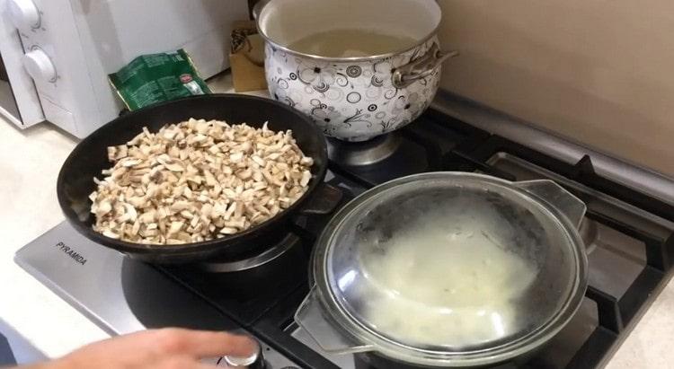 Mettiamo i funghi in una padella asciutta.