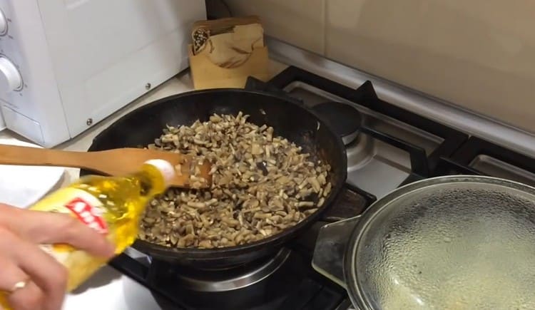 Quando tutto il liquido fuoriesce dai funghi ed evapora, versiamo loro un po 'di olio vegetale.