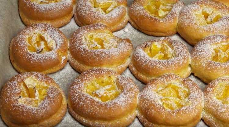 Prima di servire, puoi cospargere i biscotti di ricotta con zucchero a velo.