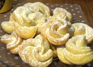 Cuocere i biscotti cagliati delicati e belli in forno secondo la ricetta con una foto.