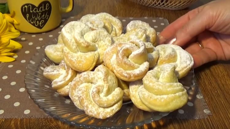 I biscotti cagliati al forno possono anche essere cosparsi di zucchero a velo.