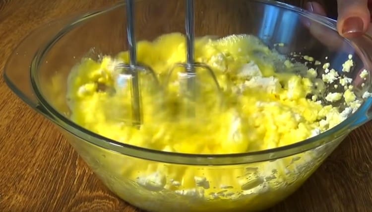 Aggiungi la ricotta e di nuovo interrompi bene l'impasto con un mixer.