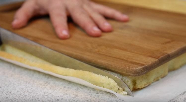 Taglia i bordi secchi dal biscotto, da cui puoi fare le briciole per cospargere la torta.