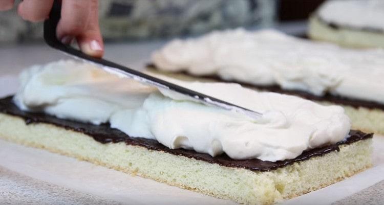 Distribuiamo la stessa quantità di crema su ogni torta.