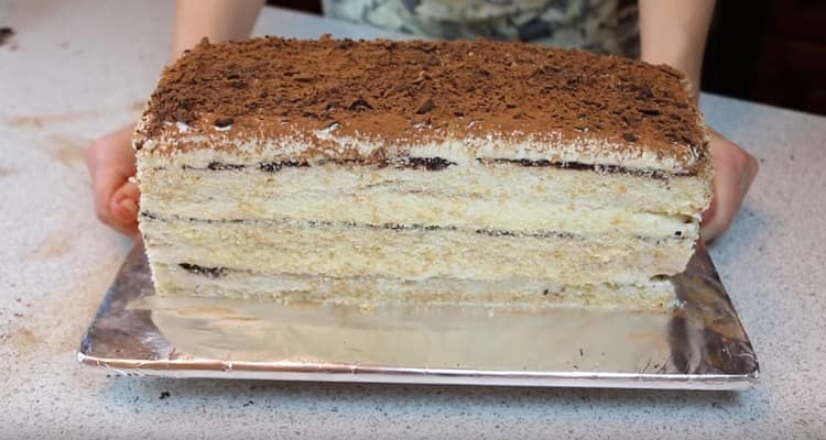 Puoi decorare una tale torta di ricotta con cioccolato grattugiato e cacao.