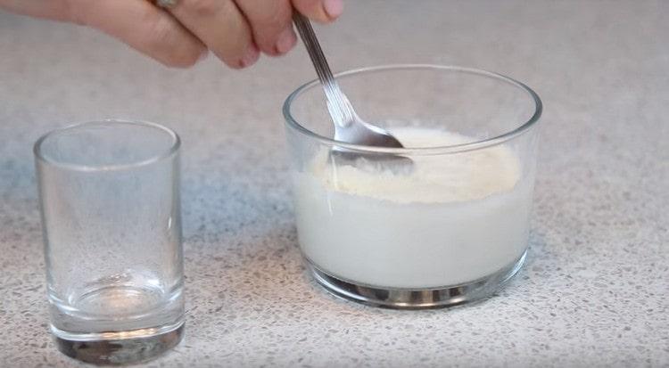 Sciogli la gelatina nel latte caldo.