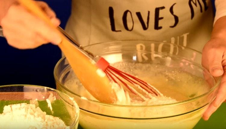 Aggiungere gradualmente la farina e impastare la pasta.