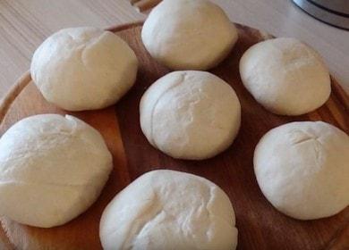 Prepariamo l'impasto per il manti su kefir secondo la ricetta con una foto.