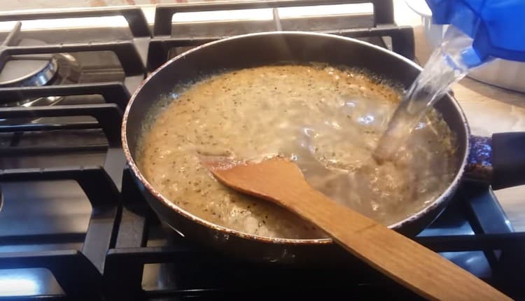 Quando la massa con la farina si addensa, aggiungi dell'acqua, lasciala bollire per qualche altro minuto.