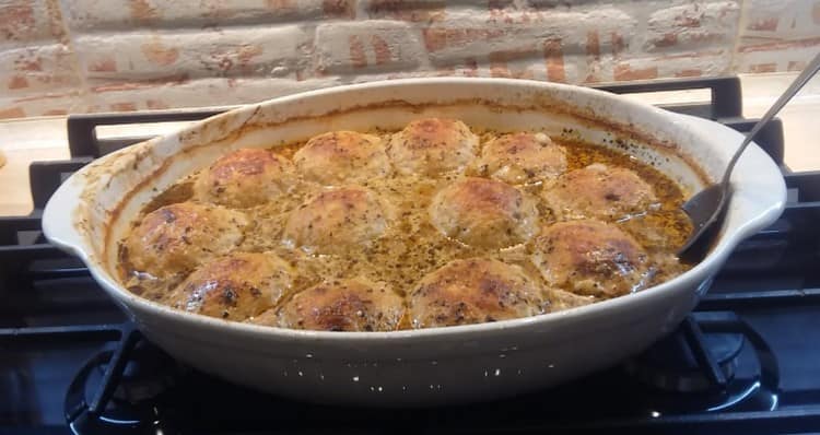 Le polpette vengono cotte in forno per circa 45 minuti.