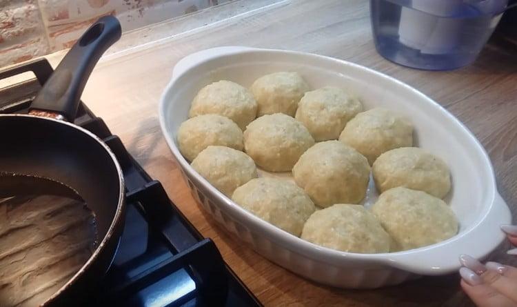 Formiamo grandi polpette e le mettiamo in una forma preparata.