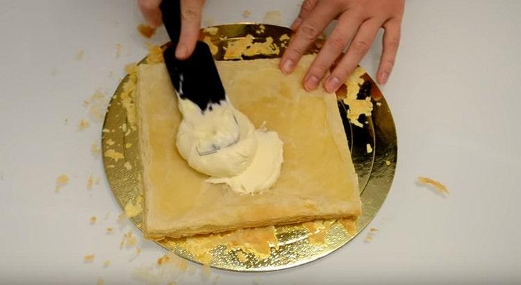 Rivestiamo le torte risultanti con la crema, raccogliendo la torta.