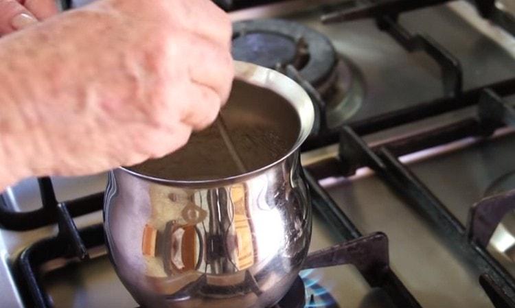 Riscalda la gelatina aggiungendo zucchero.