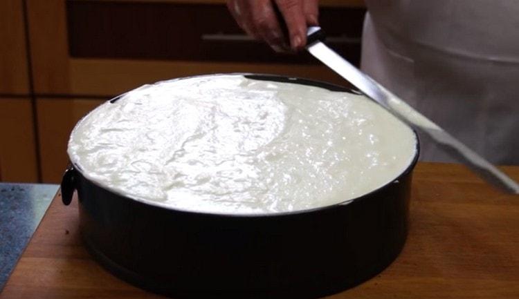 Liscia il soufflé con un coltello largo o una spatola.