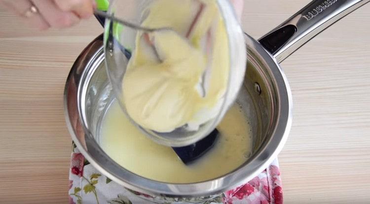 Sciogliiamo il cioccolato bianco in modo conveniente e lo introduciamo nella crema.