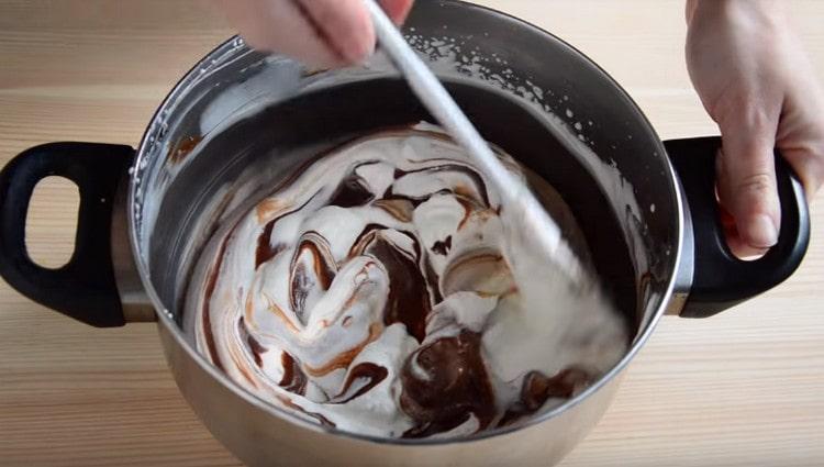 Allo stesso modo, prepariamo mousse al latte e cioccolato fondente.