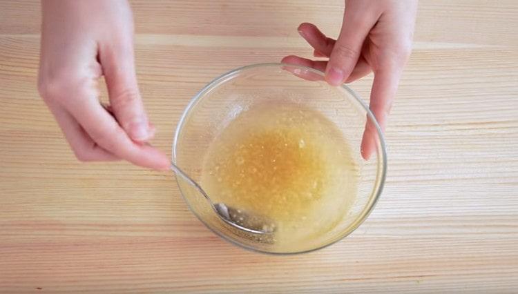 Per preparare la glassa, sciogliere la gelatina in acqua calda.