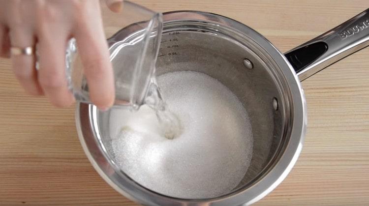 Mescolare lo zucchero con l'acqua.