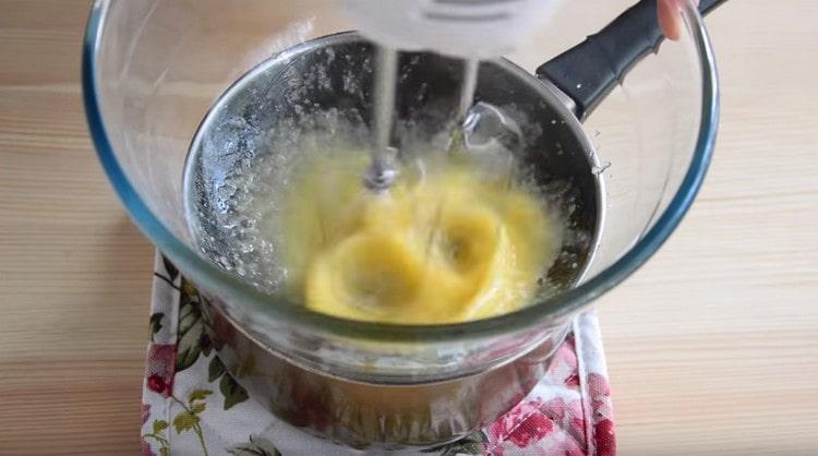 Sbattere l'uovo con lo zucchero con un mixer.