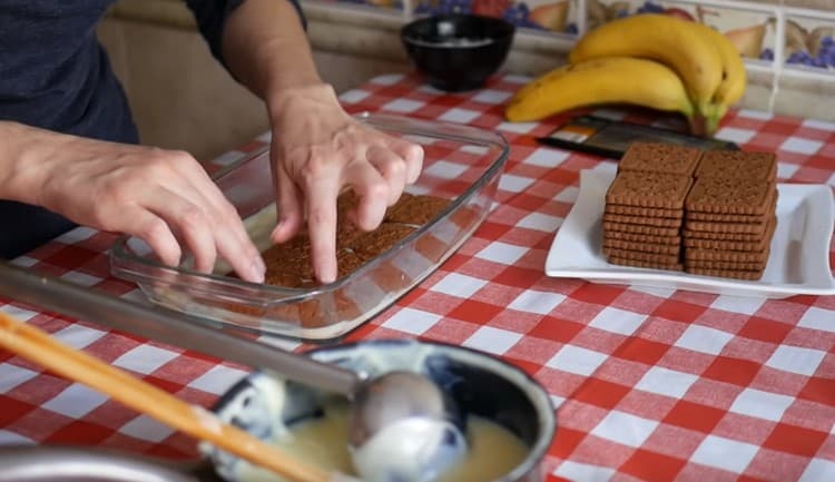 Mettiamo uno strato di biscotti sulla crema.