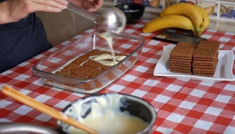 Copri i biscotti con la panna.