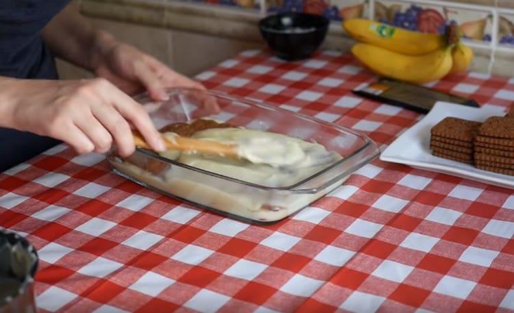 Strati alternati fino a quando gli ingredienti si esauriscono.