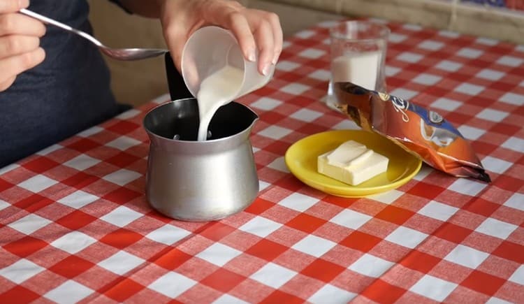 Produciamo glassa al cioccolato con latte, zucchero, cacao e burro.