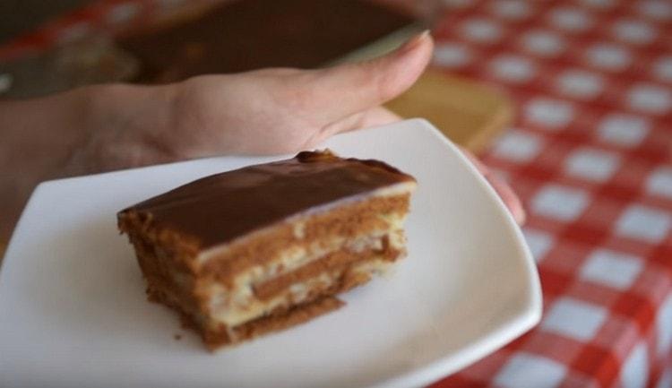 Una tale torta da biscotti senza cottura è umida e molto tenera.