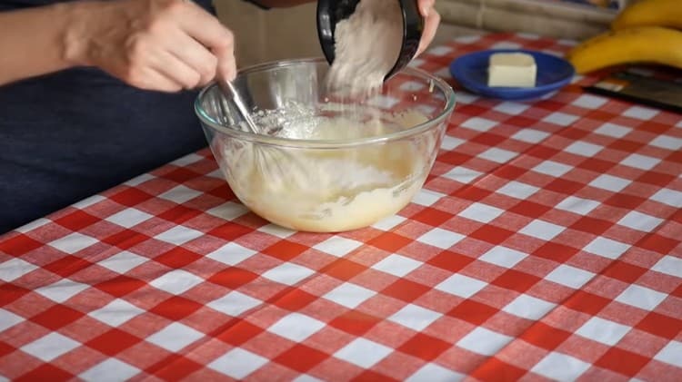 Versare la farina nella massa dell'uovo, mescolarla accuratamente.