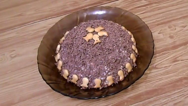 Guarnire una torta con i biscotti Il pesce senza cottura può essere grattugiato al cioccolato.