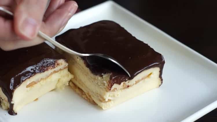 La deliziosa torta senza cuocere i biscotti con latte condensato è pronta