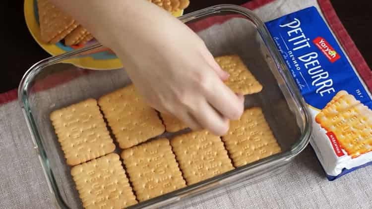 Metti i biscotti nella tortiera