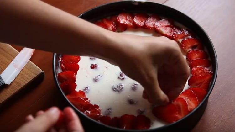 Distribuisci magnificamente i piatti di fragole sulla cagliata congelata.