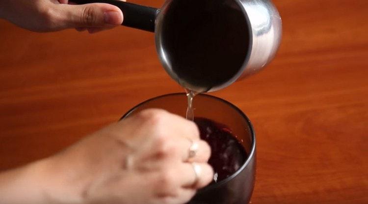 Cuciniamo l'ibisco con lo zucchero e vi aggiungiamo la gelatina rimasta.