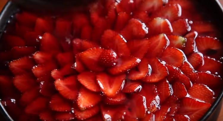 La superficie della torta, versa con cura l'ibisco con la gelatina.