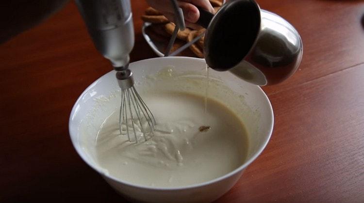 Inserisci la gelatina in un flusso sottile nella massa della cagliata.