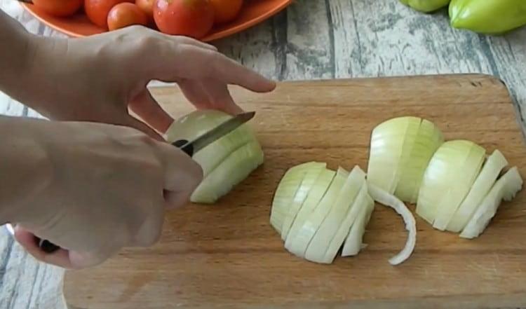 Cipolla tagliata a semianelli.