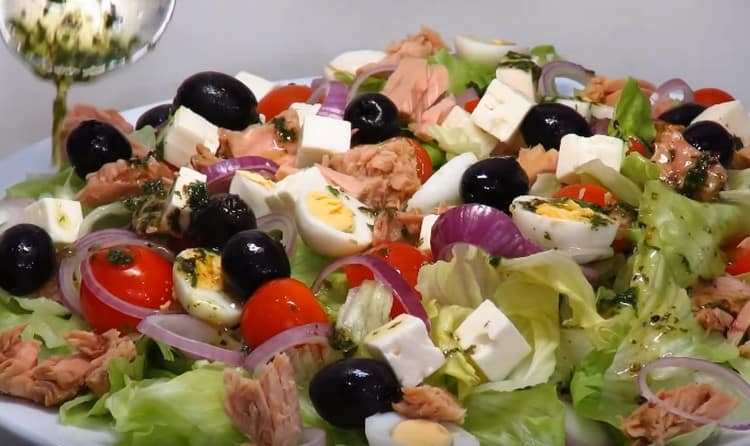 Innaffia il condimento per l'insalata.