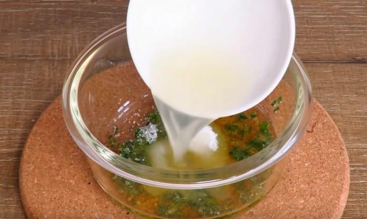 Aggiungi olio d'oliva, succo di limone e zucchero alla menta.