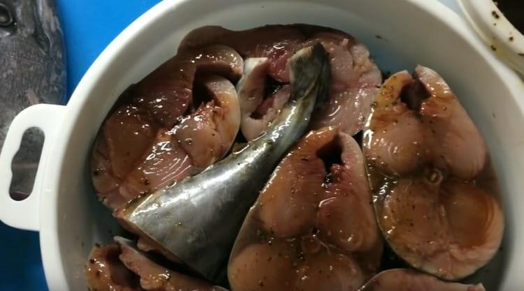 Lasciamo marinare il pesce e, nel frattempo, sbucciamo e tritiamo le patate.