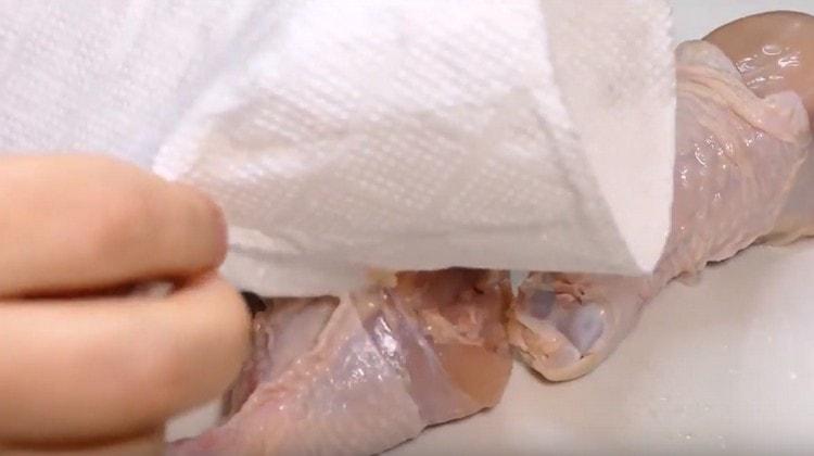 Risciacquare le cosce di pollo e tamponarle con strofinacci da cucina.