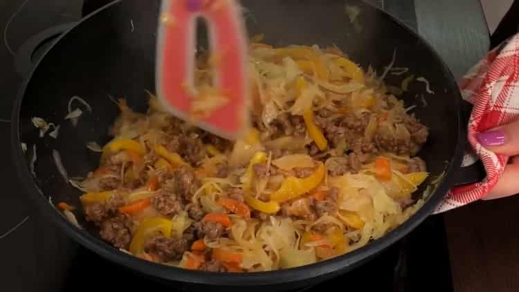 Per la preparazione di cavolo in umido con carne macinata, mescolare tutti gli ingredienti