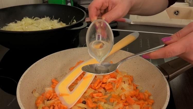 Per cucinare il cavolo in umido con carne macinata, cuocere l'arrosto