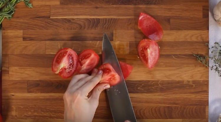 Dal pomodoro prendiamo solo la polpa e la tagliamo in un cubo.