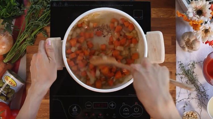 Invece di un coniglio, mettiamo le verdure in un calderone e friggiamo.