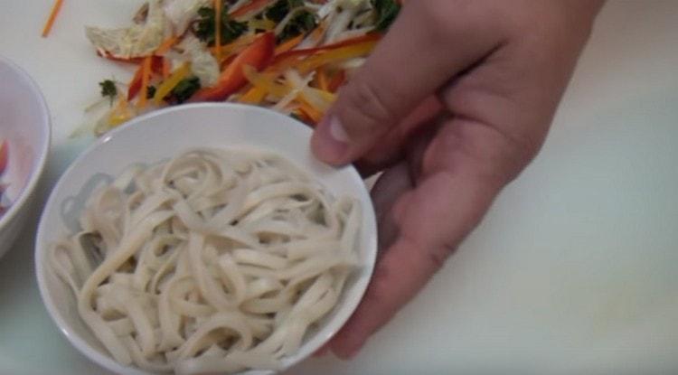 Per prima cosa devi bollire le tagliatelle di udon.