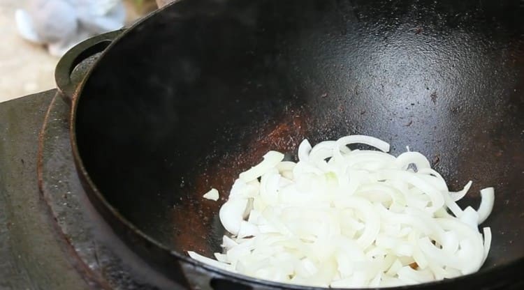 Rimuoviamo la carne. e invece, mettiamo le cipolle in un calderone.