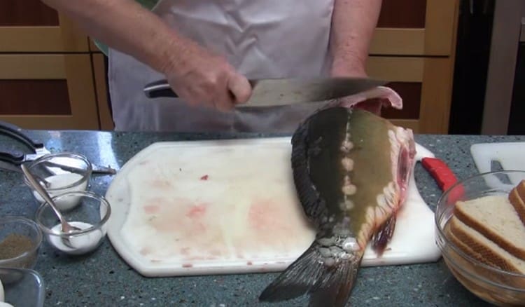 Puliamo la carpa e la tagliamo in porzioni.